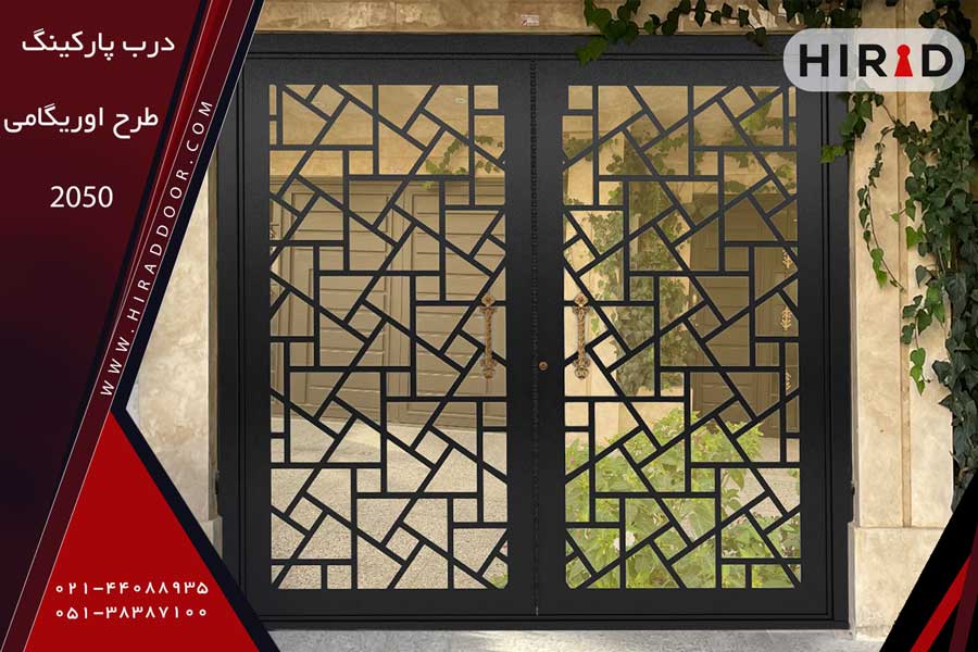 درب دو لت پارکینگی مشکی، دارای شیشه سکوریت رفلکس سبز نصب شده در ساختمان شمالی با نمای سنگ